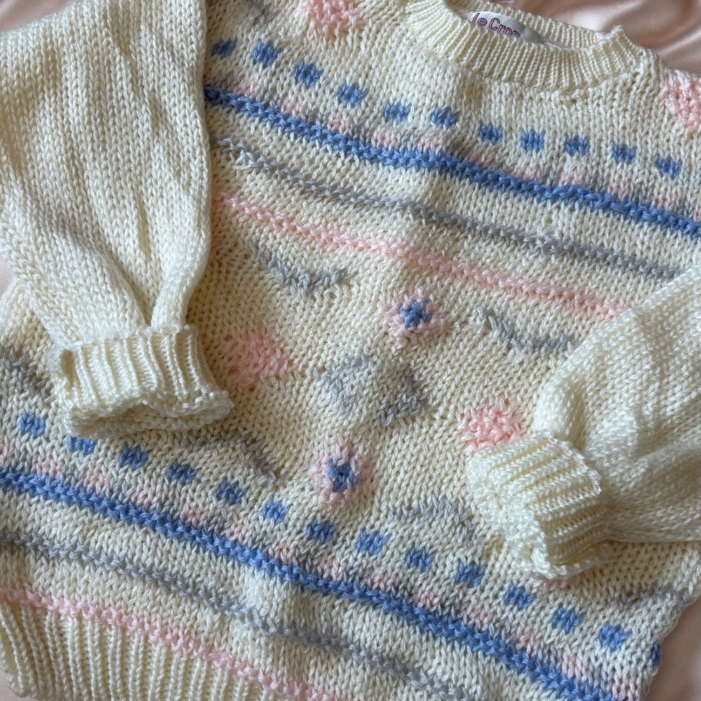 Le Crop Top Vintage Women's Sweater w/ Pink, Blue & Grey Design